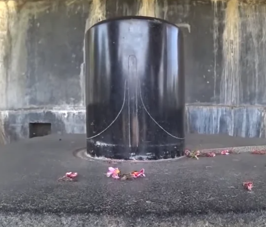 Фото: https://www.youtube.com/watch?v=yHiqDCM9O3w&t=1s 
Базальтовый столб их индийского храма Махабалипурам.