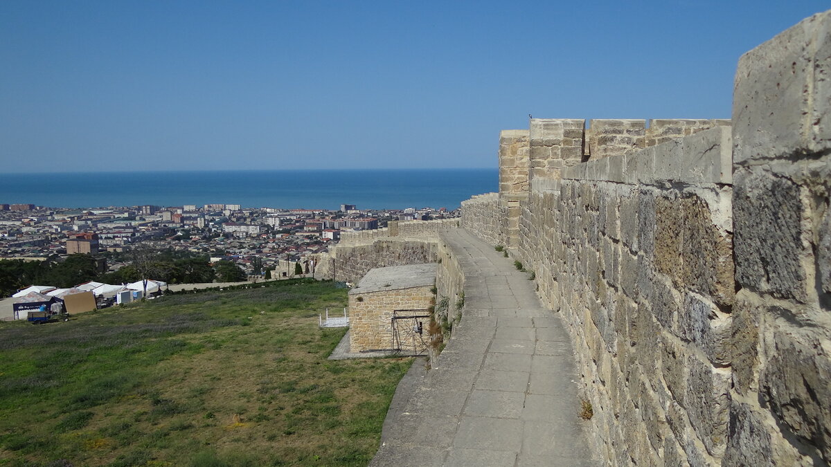 Стены крепости Нарын-Кала в Дербенте