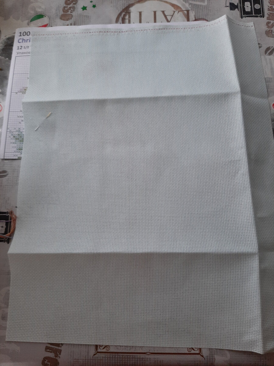 В набор входит канва голубоватого оттенка, на фото она смотрится серой. Игла для вышивания. Очень кстати, поскольку по небольшому опыту знаю, что иглы могут ломаться. Казалось бы. Иглы. И такое...