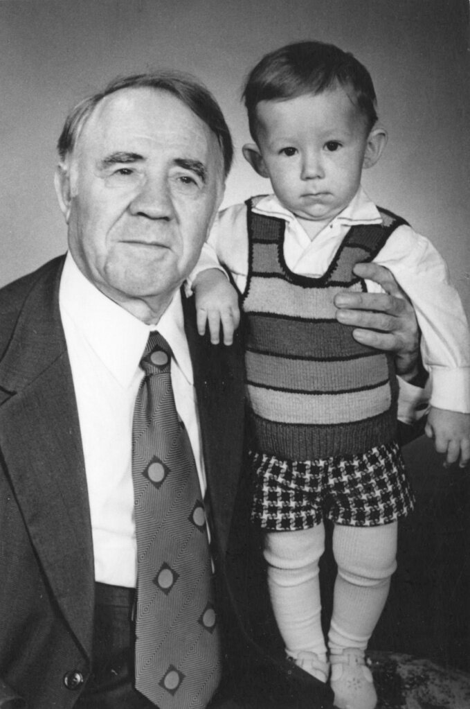 
Годовалый Клим Булавкин с дедом, известным учёным, доктором педагогических наук Алексеем Васильевичем Ососковым, 1977 г.