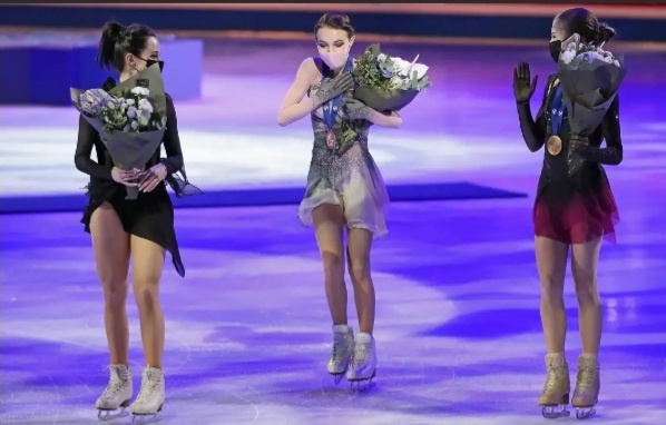 Все равно улыбаются😊