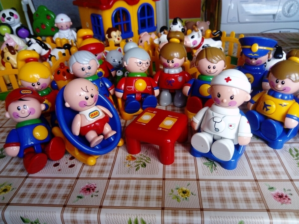 Наши человечки Толо Тойс (Tolo Toys). Фото автора.