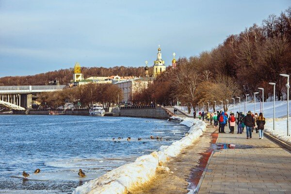 Очень многие события нашей жизни взаимосвязаны, но не всегда эта связь  очевидная, и хотя основные их участники почти всегда на виду, реальные  причины обычно бывают скрытыми, а последствия могут быть совсем не  такими, какими мы их ожидаем ... Может быть поэтому нас радует то, что  идёт как обычно и своим чередом, который мы принимаем, если и не как  должное, то как что-то привычное ...   

Весна ... Андреевская набережная, Москва ...   

  