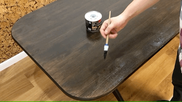 Древесина впитает ровно столько защитного масла, сколько сможет, а излишки с поверхности придётся удалить.