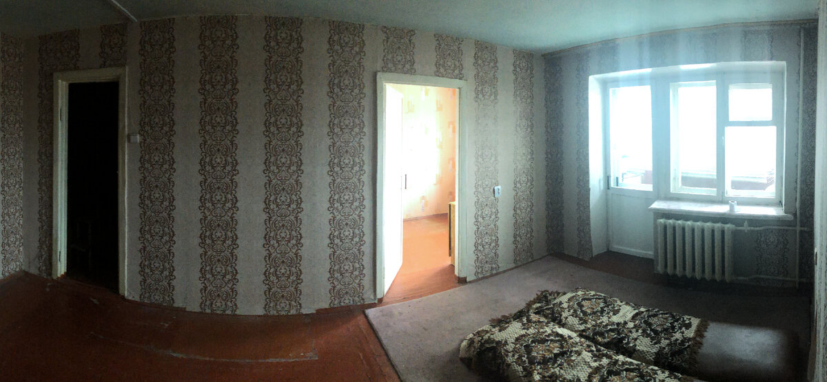 Так выглядит большая комната в хрущевской квартире. Когда получали ключи, прибл. в 1994 г., здесь находился мангал от прошлых жителей, по видимому, в квартире приготовлялись шашлыки.