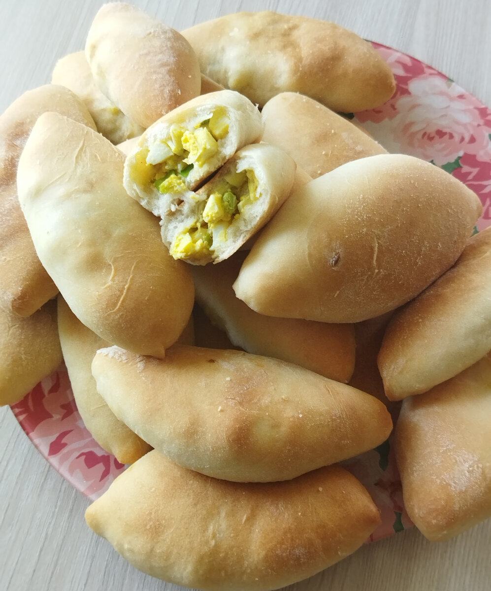 Вкусное и простое дрожжевое тесто. Подходит для любой начинки, сладкой и несладкой. Но только для выпечки в духовке. Попробуйте вам обязательно понравится. 