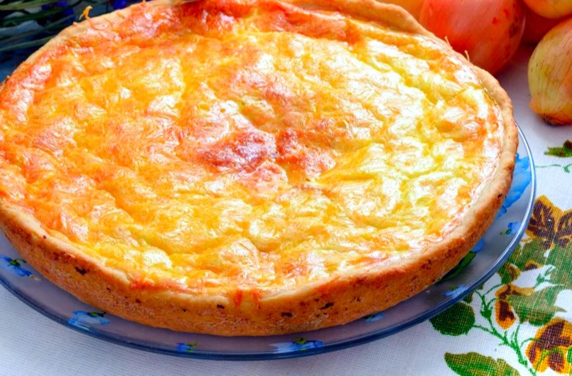 Луковый пирог с плавленными сырками.