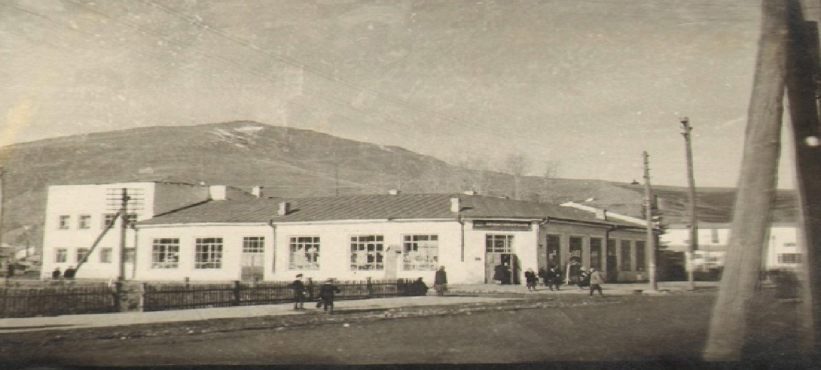 Фотография первого универмага на перекрестке проспекта Коммунистический и улицы Чаптынова