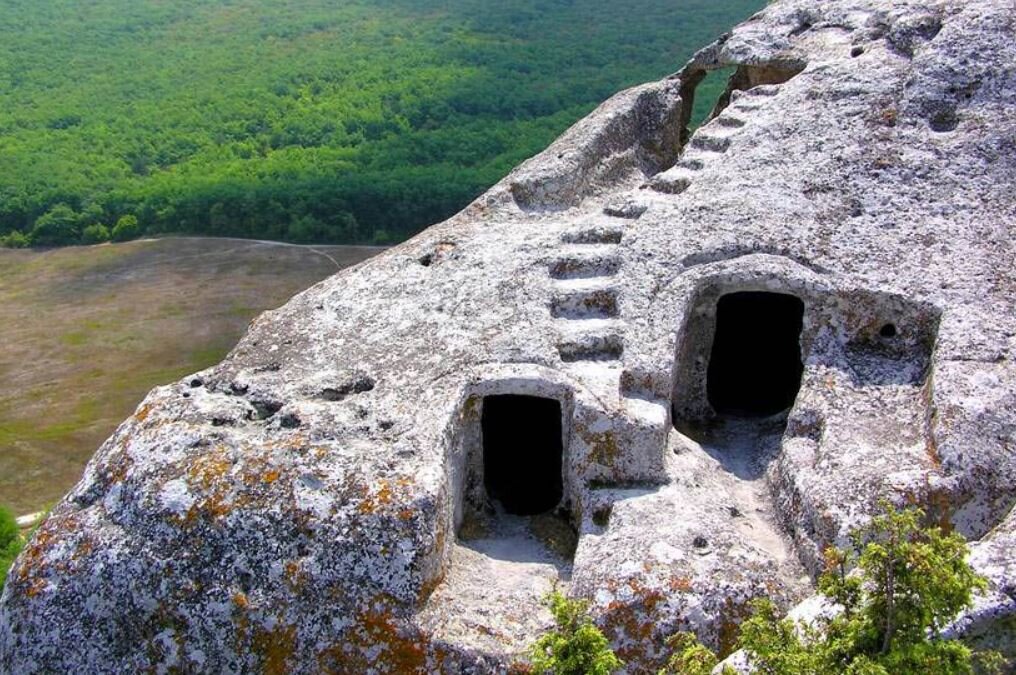 Древний город Эски-Кермен в Крыму. Выдолблен в известняках, переполненных нуммулитами. Автор наблюдал их конкретно в этих "апартаментах". Взято из интернета.