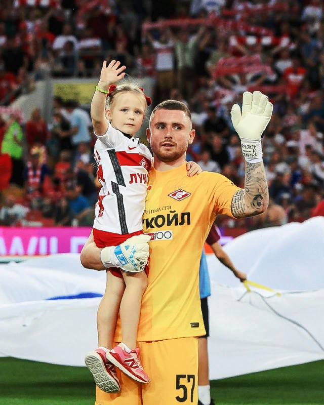 Вот такое перед матчем - мило и классно! А не когда на коленки плюхаются и гимны разные кричат...