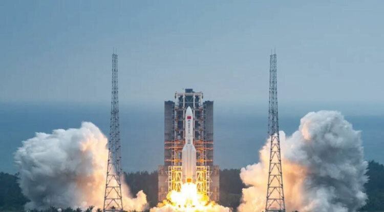    Момент запуска ракеты-носителя «Чанчжэн-5B»