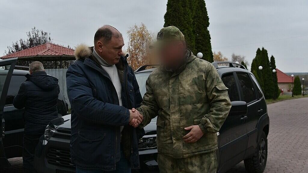     Транспорт отправлен на территорию Донецкой народной республики. В него также загрузили теплые вещи, продукты питания, элементы специальной амуниции и другие подарки, собранные депутатами областного парламента и волонтерами «Единой России».