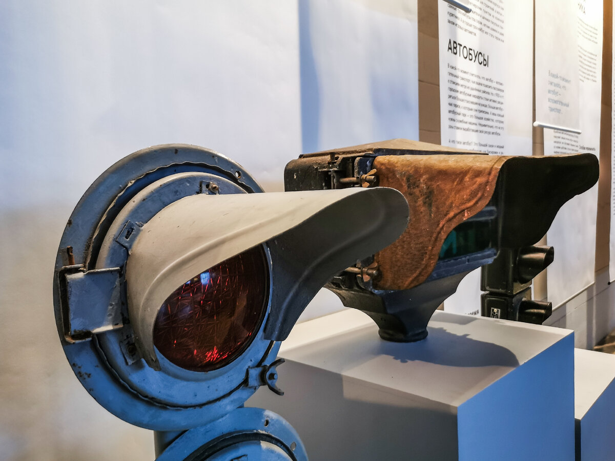 На выставке представлены и старые светофоры.