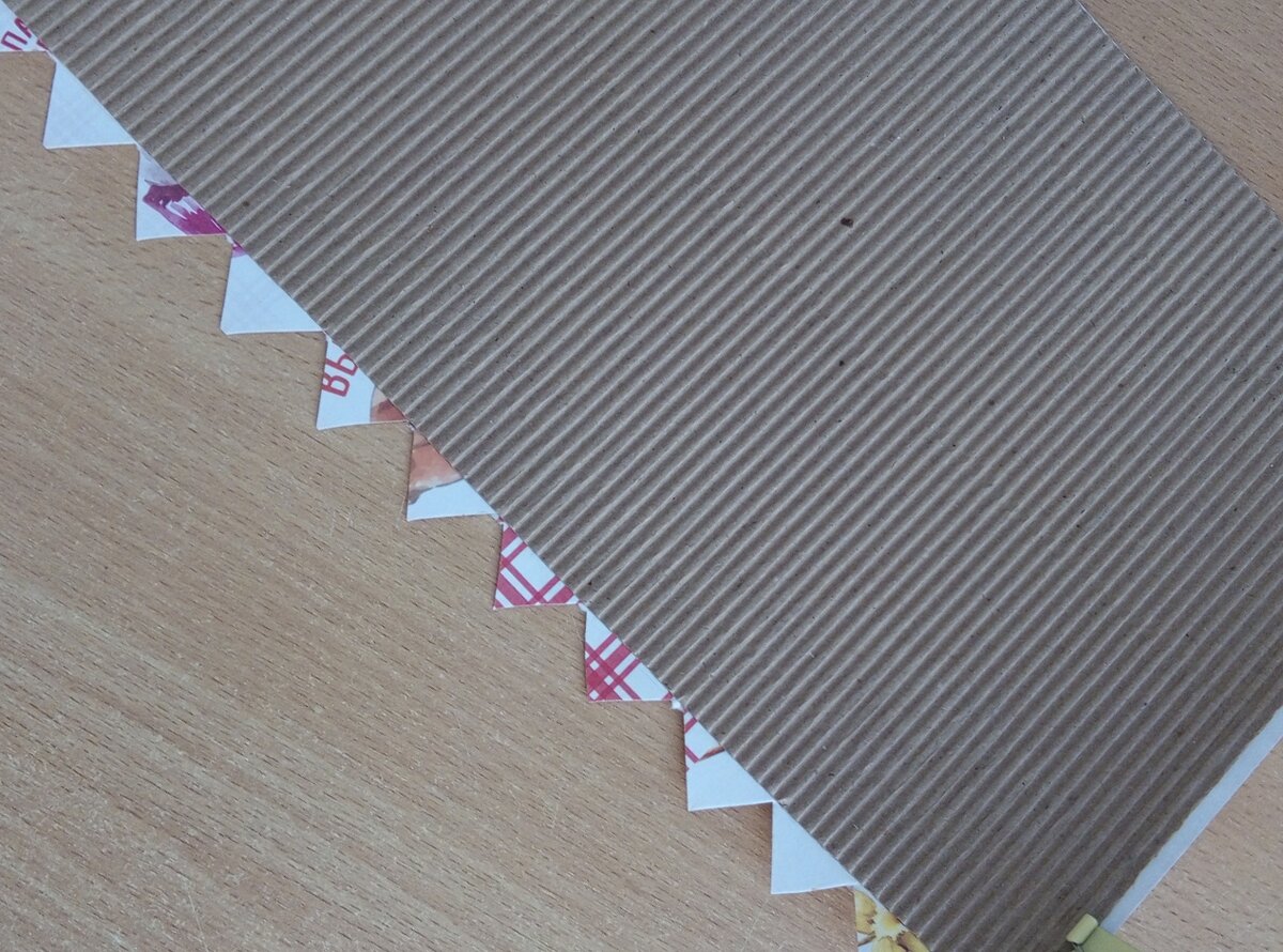 Нижнюю часть прорезаем треугольничками