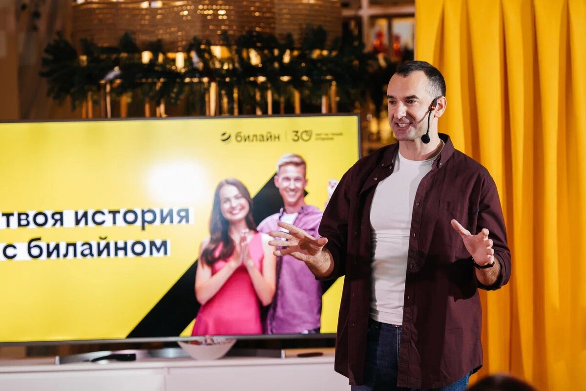    // Актер Ростовского академического театра драмы им. Горького Евгений Климанов в моноспектакле по мотивам историй абонентов, участвовавших в конкурсе