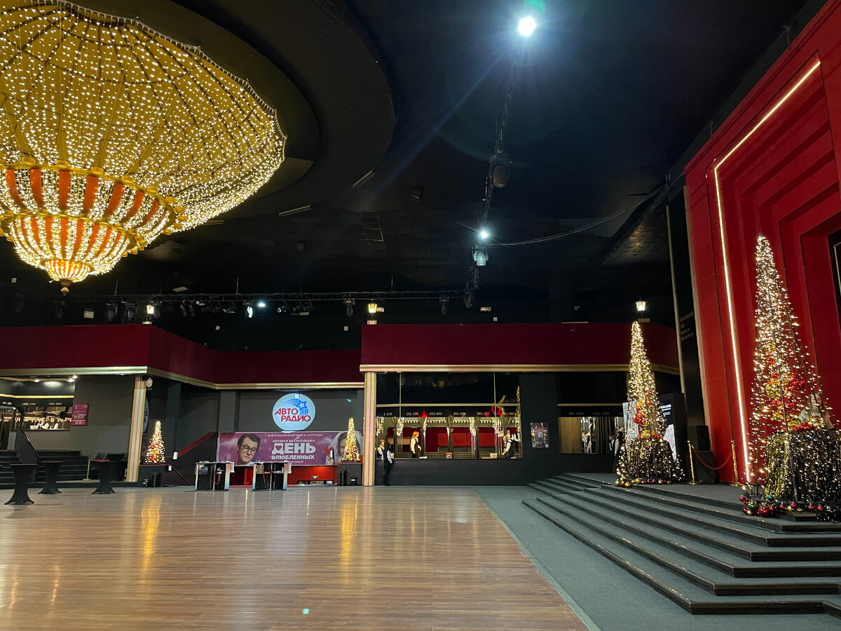 Фойе оформляют традиционными оттенками праздника — золотым и красным