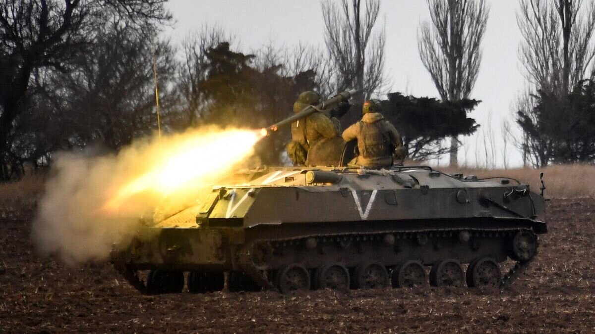    Бойцы противовоздушной обороны Воздушно-десантных войск России с переносным зенитным ракетным комплексом на Херсонском направлении© РИА Новости / Евгений Биятов