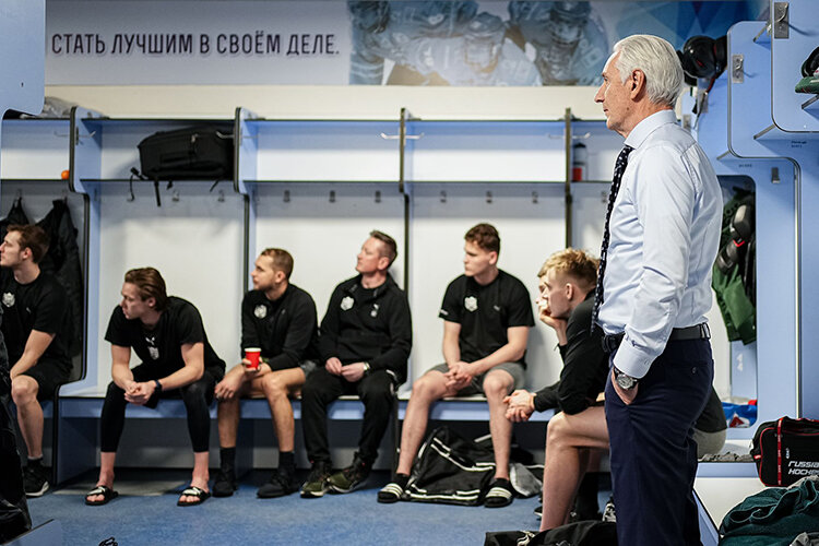   Зинэтулу Билялетдинова уговорили встать у руля «Ак Барса» до конца сезона. Месячный оклад Билялетдинова будет не более 1 млн рублей, но с премиями за победы и по итогам сезона Фото: ak-bars.ru