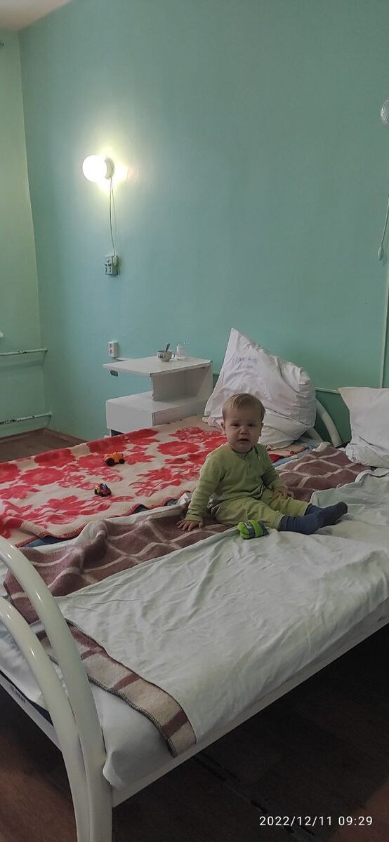 Из развлечений - телефон с Синим трактором, и колонка Алиса с песенками