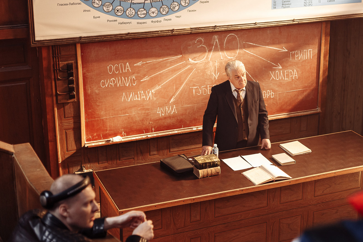 Источник: https://www.kino-teatr.ru/art/6620/99915.jpg