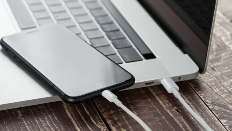    При использовании Айфона в качестве флешки можно даже обойтись без провода.