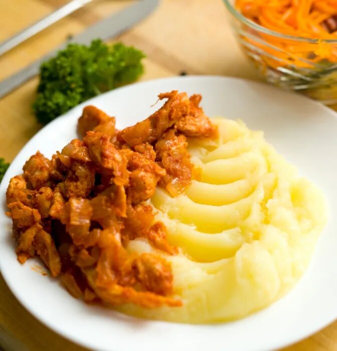 Вкусная подлива к пюре. Картошка пюре с гуляшом. Толченка с гуляшом. Картофельное пюре толчёнка. Картофельное пюре с подливкой