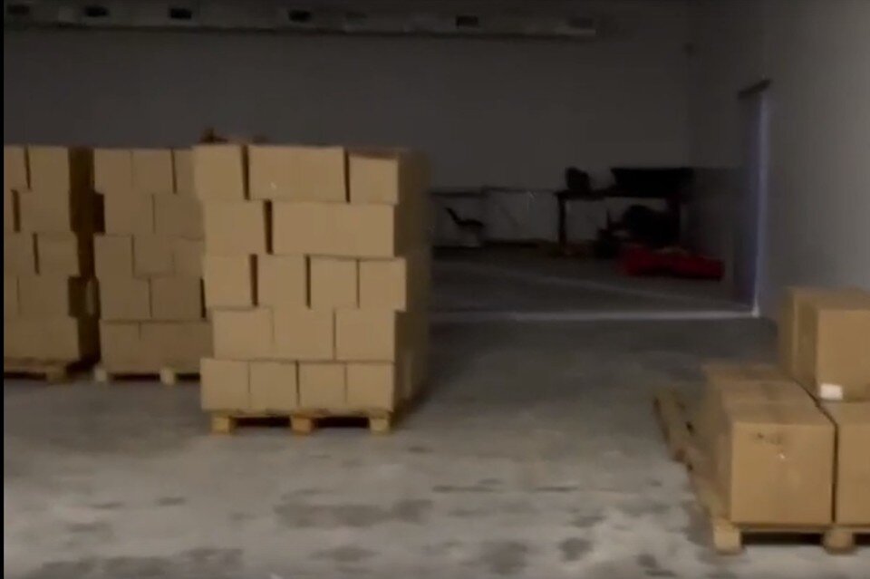     Под Липецком полицейские накрыли алкогольный цех и изъяли 1300 литров контрафактной водки  принтскрин видео.