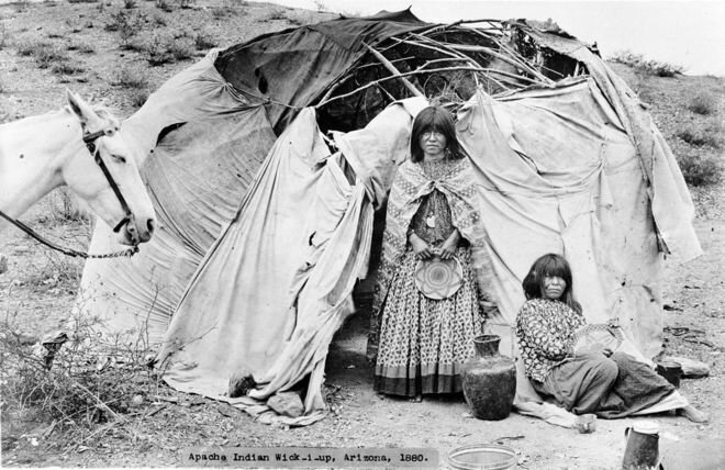 Вигвам племени апачи. Фотография Ноа Гамильтона Роуза. Аризона, 1880 год. 
Denver Public Library / Wikimedia Commons