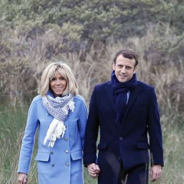  
Брижит (64 года) и Эммануэль Макрон (39 лет) Разница в возрасте: 24,5 года