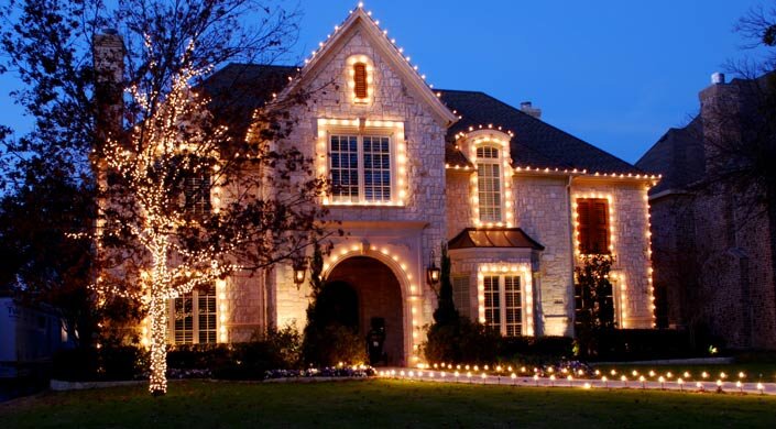 Невозможно представить себе Новый год без елки, подарков и новогодних украшений. Еще один важный атрибут праздника – гирлянда. Яркое праздничное украшение, которое своими веселыми огнями настраивает всех гостей и домочадцев на нужный лад. Советские времена, когда арсенал праздничной светотехники был не так велик, давно прошли. Сегодня рынок новогодних украшений представлен большим разнообразием товаров, гирлянды применяются не только для елки, но и для оформления помещений, деревьев в саду, террас и беседок. Гирлянды используются не только во время новогодних праздников, но и для повседневного украшения интерьера.