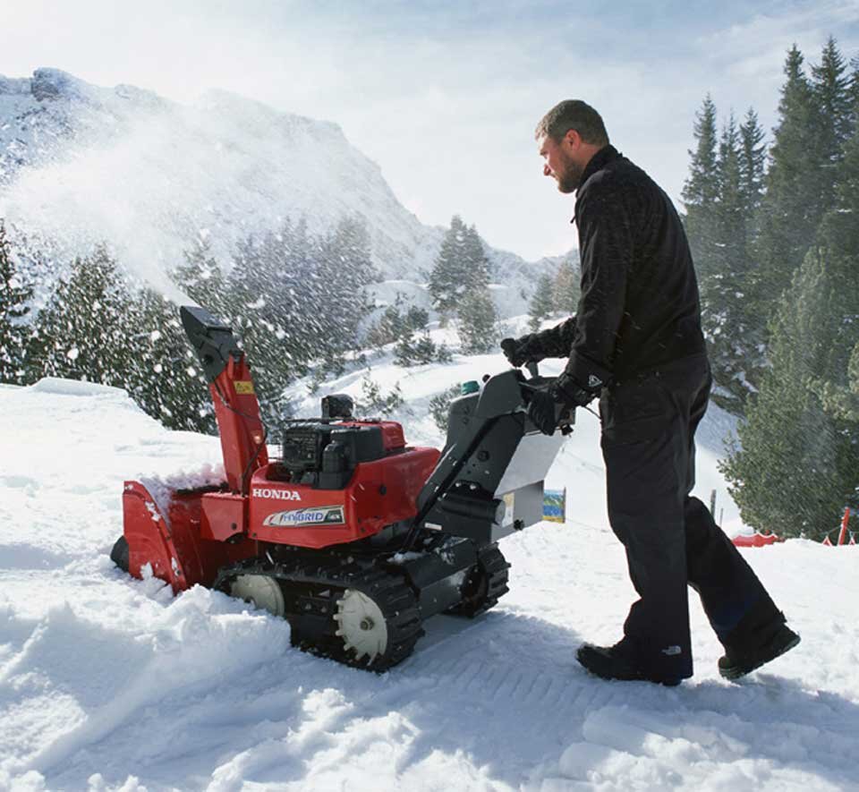 Снегоуборочная техника давно уже перестала быть для нашей страны диковинкой. Для борьбы со снежными завалами её активно используют как коммунальные службы, так и частные пользователи. Наиболее распространенным агрегатом в этой области можно считать снегоуборщик (снегоотбрасыватель). Он одинаково популярен в профессиональной сфере и среди частных домовладельцев. Существуют разновидности для больших, средних и малых территорий.