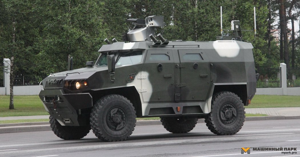 01. Бронированный МЗКТ-490100, он же Volat V1, был главной новинкой парада. Как и всю технику эти броневики специально к параду покрасили в новый камуфляж.

