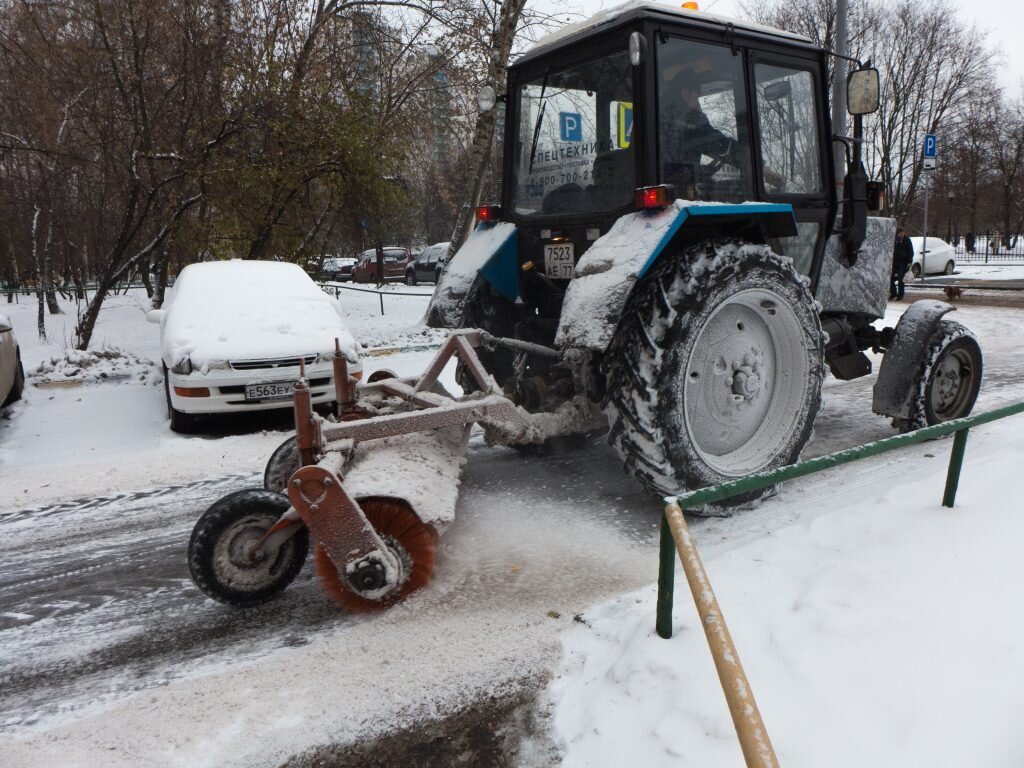 трактора убирают снег суксун