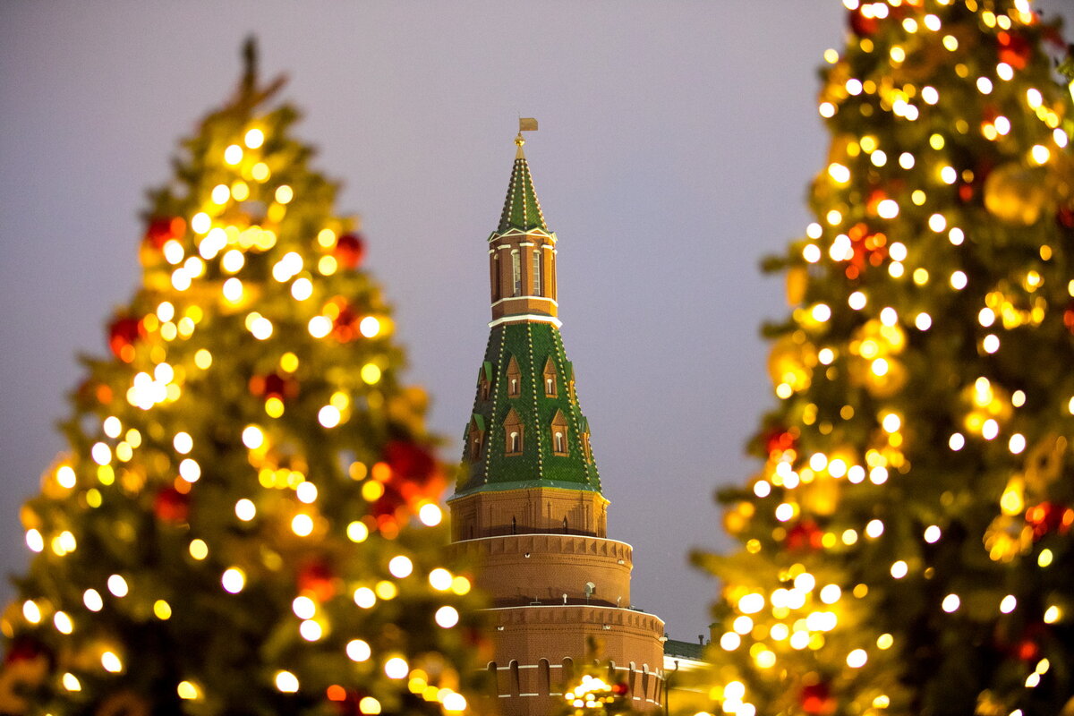 Москва и москвичи во всю готовятся отпраздновать Новый год, и город активно создает атмосферу новогоднего настроения: сотни километров гирлянд развешаны по улицам, созданы невероятные световые тоннели-2