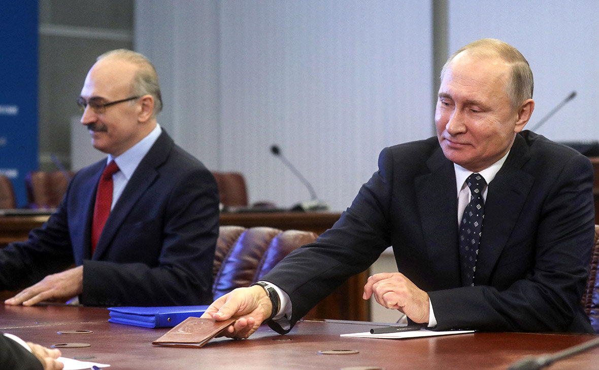 Владимир Путин во время подачи документов для регистрации кандидатом на пост президента РФ 