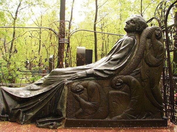 Памятник на могиле миллионера начала XX века Николая Тарасова (Торосяна). Автор скульпторы Николай Андреев