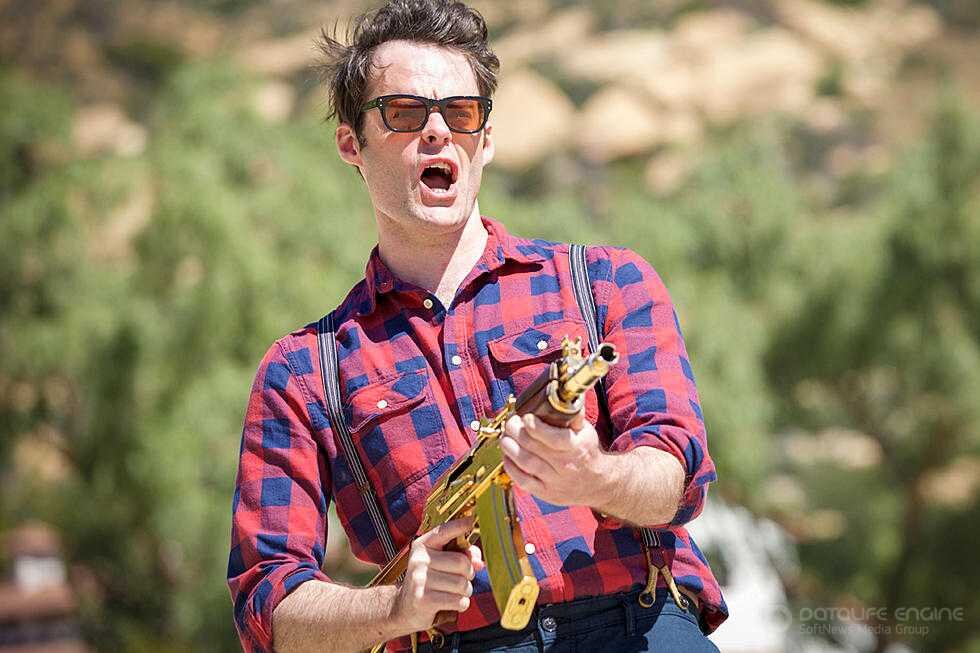 Новый комедийный сериал канала HBO. Бывший морской пехотинец Барри живет скучной жизнью: вместе со своим отцом он убивает людей за деньги. Делает он это без охоты и энтузиазма — еще один день, еще один тоскливый неудачник, которого надо завалить. Но однажды Барри отправляется в командировку в Лос-Анджелес, где случайно попадает в театральную студию и… находит смысл своей жизни. Он, Барри, был рожден с одной целью — стать театральным актером. Но работа есть работа, так что днем главный герой учится театральному искусству, а ночью — продолжает убивать людей. Выглядит очень любопытно и, учитывая выдающийся комедийный талант исполнителя роли Билла Хейдера, потенциально очень смешно.