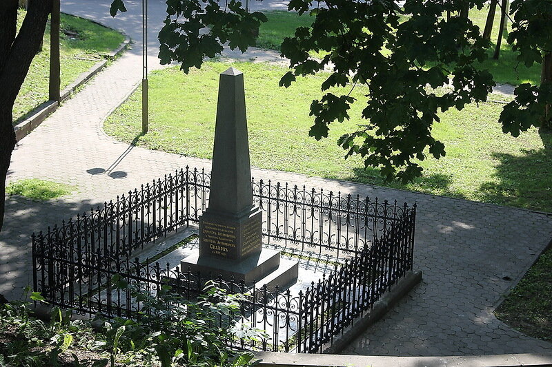 Памятник генералу Скалону в Смоленске. Памятник генералу а.а. Скалону. Могила Генерала а.а. Скалона. Памятник 1812 года в Смоленске.