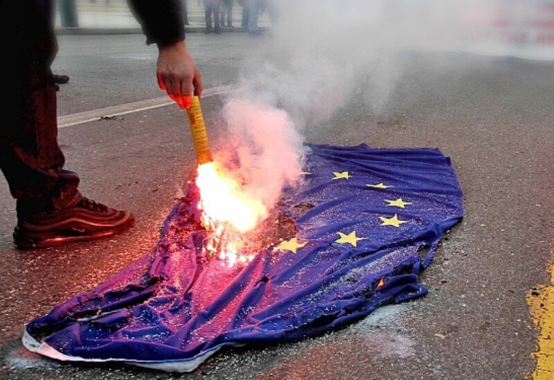 Сожжение флага евросоюза. Сожгли флаг евросоюза. Сожгли флаг евросоюза. Сожгли флаг евросоюза. Парад в грузии 2021.