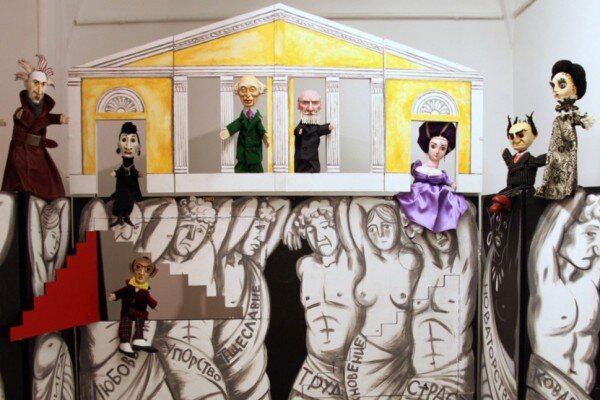 

Подготовка спектакля показана с самого начала - поиска автора, муки создания пьесы, утверждение пьесы, и долгий-долгий-долгий процесс репетиции. Но самым сложным и страшным оказалась премьера, её хотели перенести по разным причинам, но она все равно состоялась, не обошлась без шероховатостей (ну а как без них, если это живой процесс).
На сцене были и классики театра - Станиславский, Немирович-Данченко и Вахтангов, и актеры - Комиссаржевская и Ермолова, и конечно же писатель - Антон Павлович Чехов (у которого периодически волосы сменялись докторской шапочкой), они появлялись на облаках. Но в какой-то момент кукольникам надоело быть "за кадром" действа, и в этом спектакле они появились на сцене в своем настоящем виде и с открытыми лицами, иногда даже в диалоге со своими персонажами. И приятно, что не забыли людей, которые обычно не появляются на сцене, но без них работа театра, как механизма сильно усложнилась бы (тут мы даже узнали новое значение слова "косячок"). 