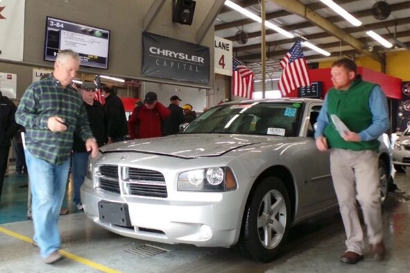 Dodge Charger на аукционном конвейере в США.