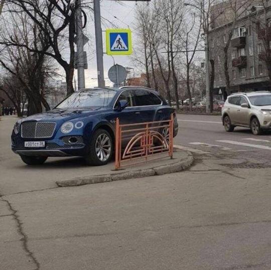 
Владелец рынка `Знаменский`, господин Скворцов.Член общественной палаты Иркутской области и просто богатый человек (стоимость его авто более 15 миллионов рублей). Поэтому паркуюсь где хочу, а нищеброды пусть обходят и не возмущаются.