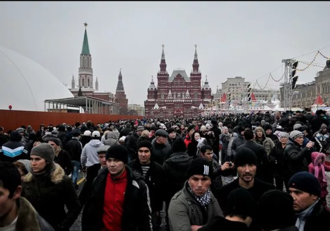 Толпа новых русских. Чурки на красной площади. Толпа мигрантов на красной площади. Гастарбайтеры на красной площади. Таджики на красной площади в новый год.