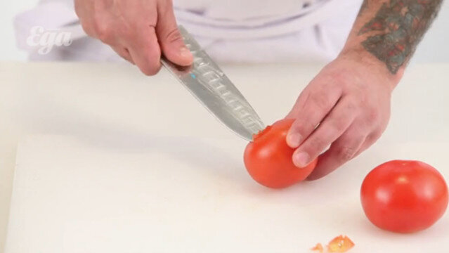 4. Помидоры нарезать тонкими кружочками и разложить на куриное филе. ШПАРГАЛКАКак подготовить помидоры