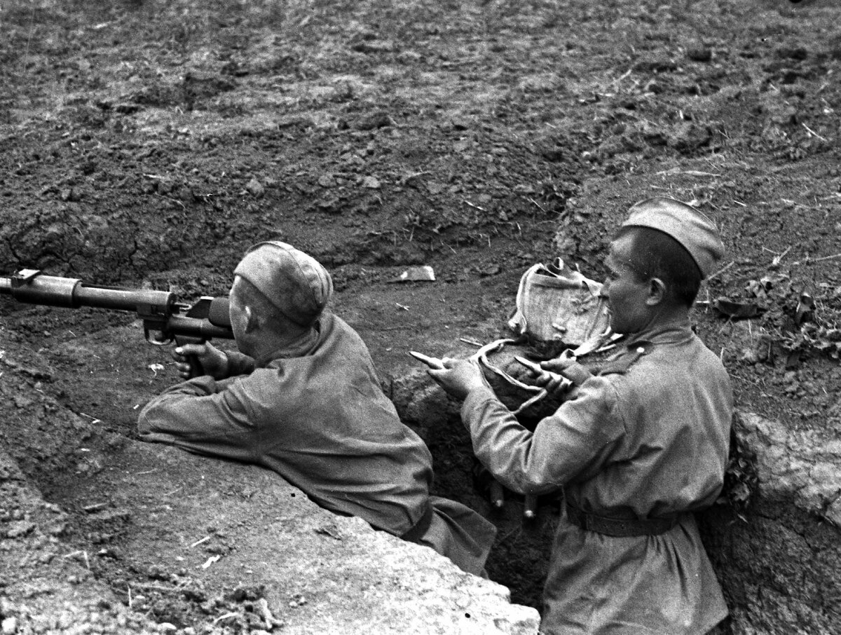Солдаты РККА с противотанковым ружьем. Источник фотографии: http://waralbum.ru