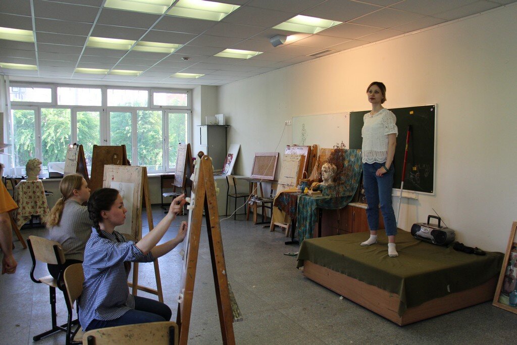 натурщик вакансии. демонстратор пластических поз. натурщики в художественных студиях. натурщик для скульптора. позы натурщицы для художников.