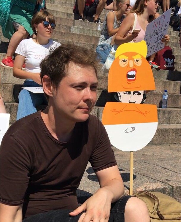 Протестующий на Сенатской площади в Хельсинки