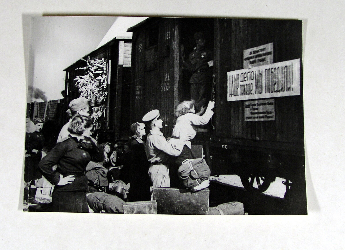 Театр в военное время. Эшелон с эвакуированными в 1941 г. в Москве. Эвакуированные в годы войны.