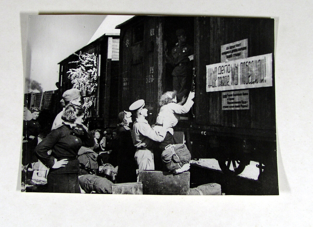 Эвакуация населения 1941. Эшелон с эвакуированными в 1941 г. в Москве. Эвакуированные в годы войны.