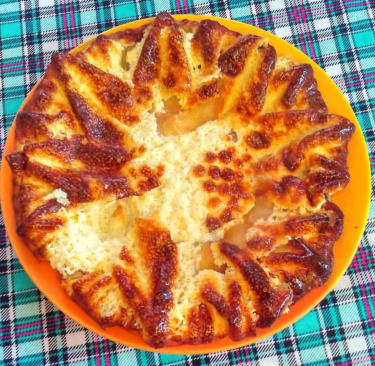 Скажите честно, вам ещё не надоела почти безальтернативная овсянка на завтрак? Мы уже взбунтовались. И после серии экспериментов, буквально подсели на замечательное блюдо, просто идеальное для начала дня – омлет с яблоками. Вкусно, сытно, полезно, да ещё, что немаловажно для завтрака – быстро.
